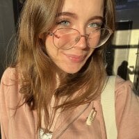 Kira_Sanders - Live now on Stripchat